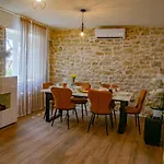 Mara Villa