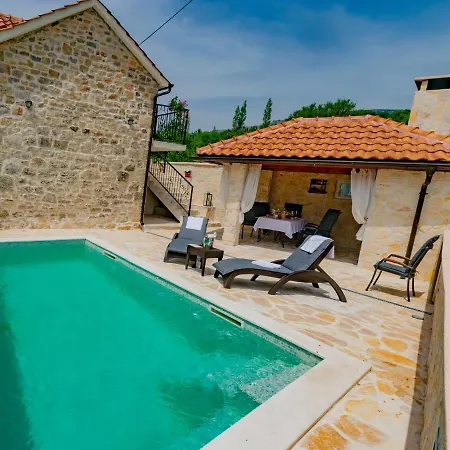 Mara Villa Drniš
