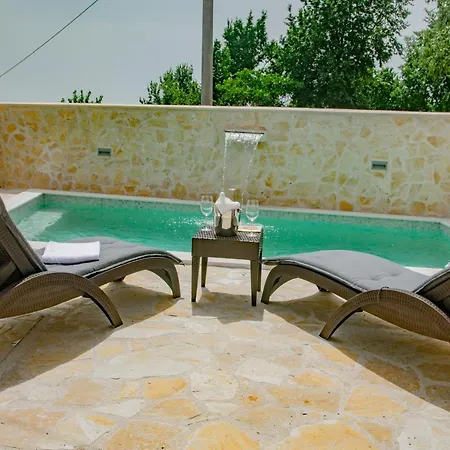 Mara Villa *