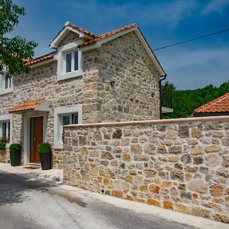 Mara Villa